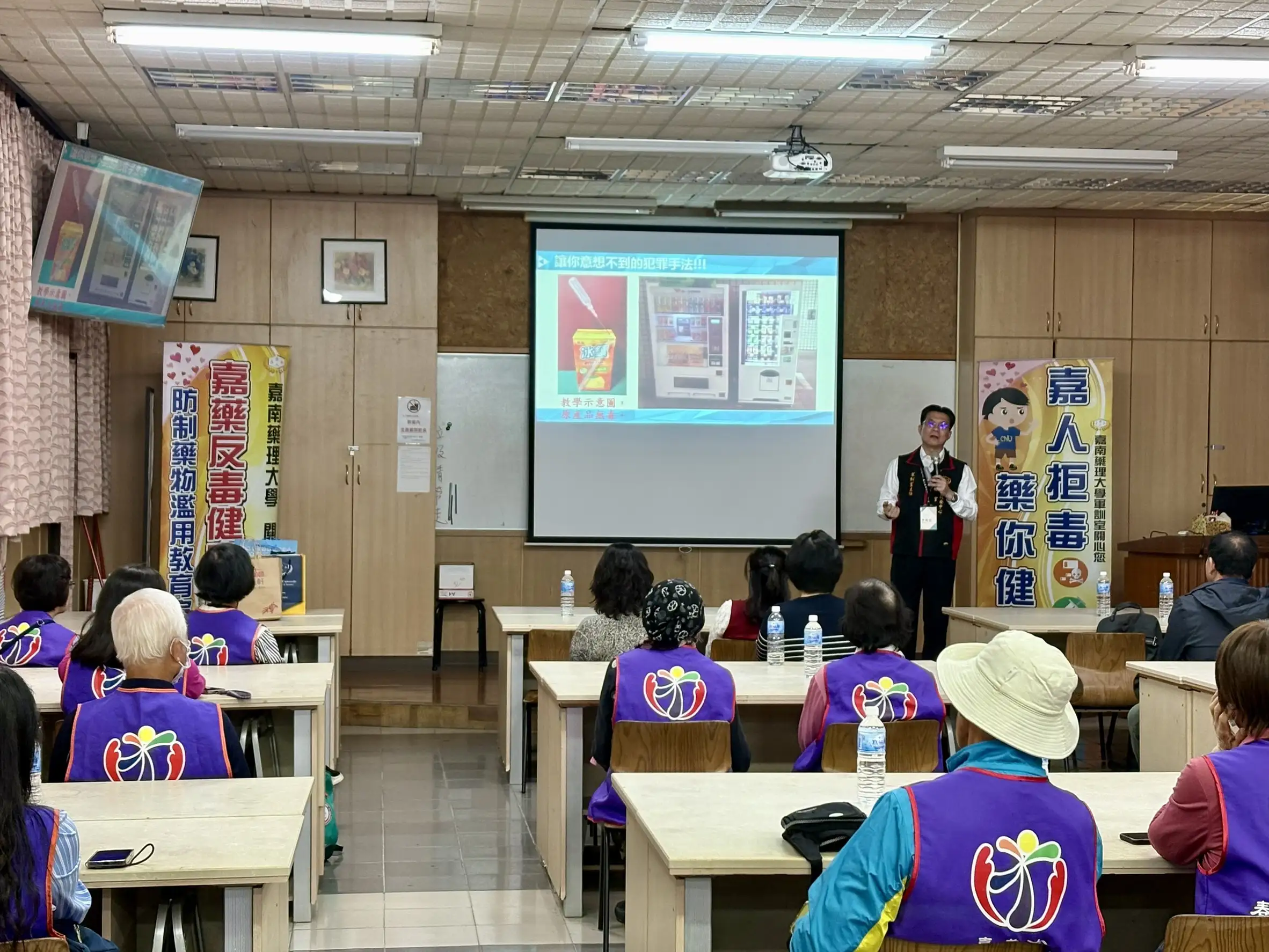 嘉藥軍訓室主任李柏宏以深入淺出方式分享校園常見的毒品滲透手法及預防策略。（圖／嘉南藥理大學　提供）