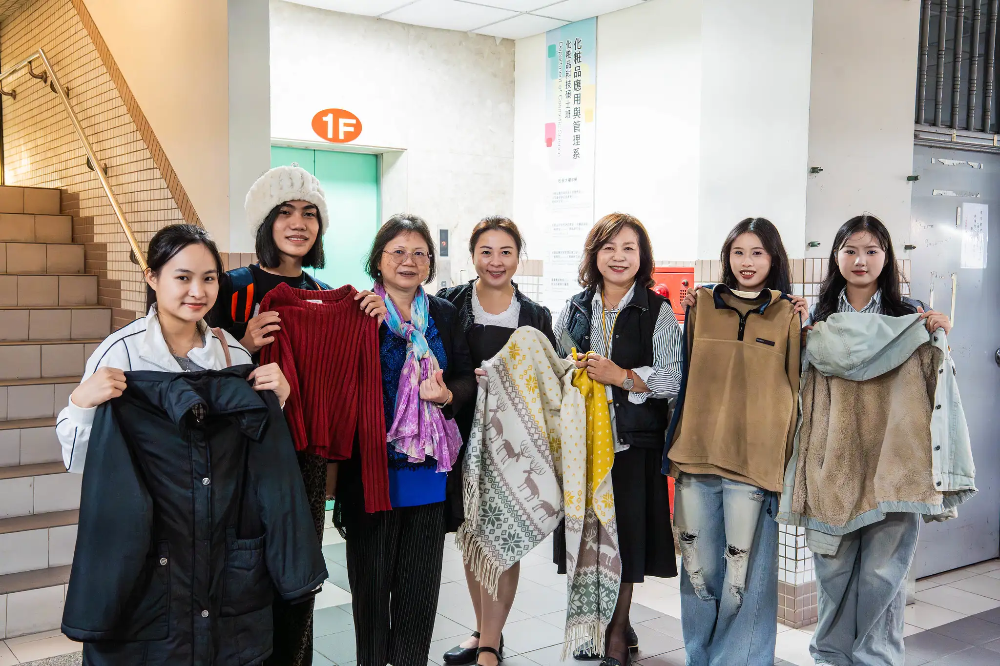 來自南越的陳都(左二)感謝粧品系師長用心照顧。（圖／嘉南藥理大學　提供）