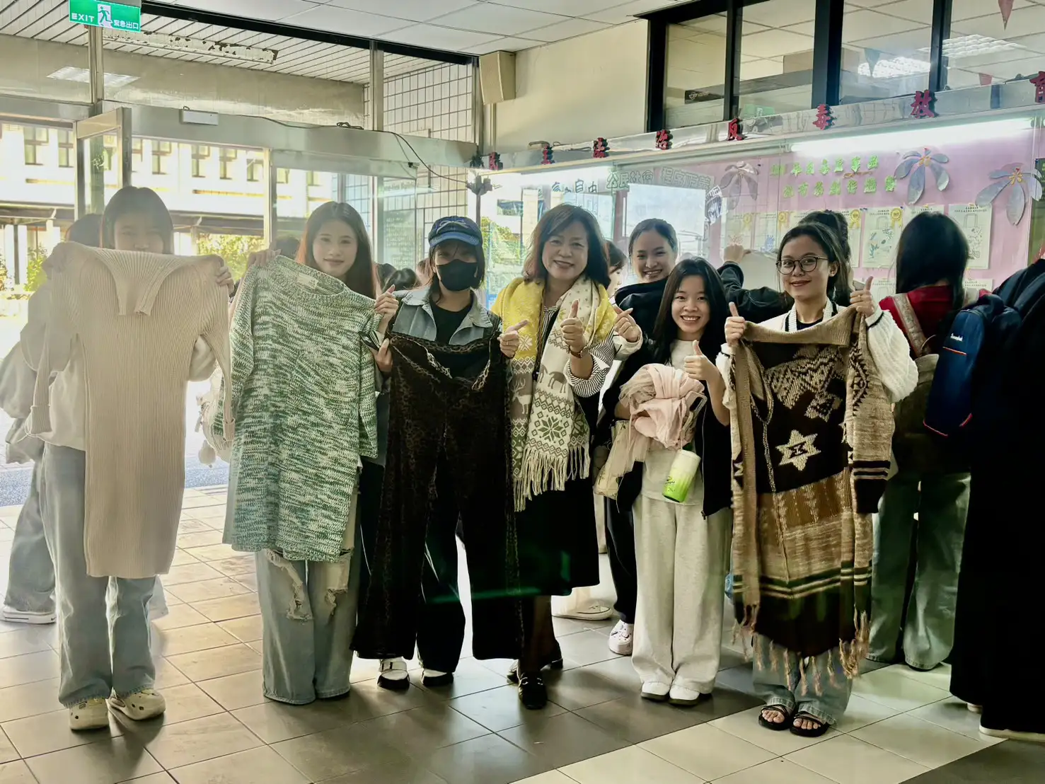 嘉藥越南國際生開心挑選適合自己的保暖衣物。（圖／嘉南藥理大學　提供）