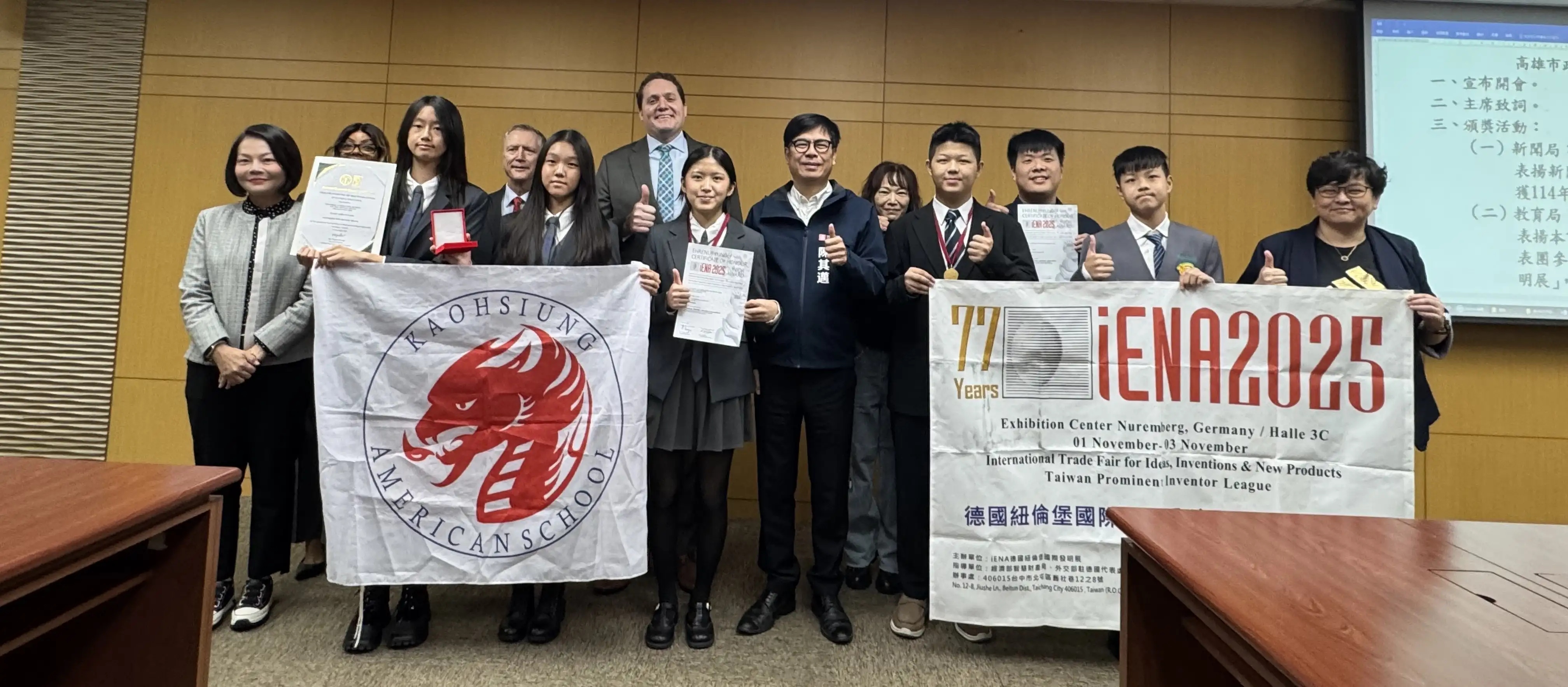 高雄美國學校學生施泱汝等人，在曾詠辰與汪清文老師帶領下，發明「下水道防堵裝置」，在今年德國紐倫堡國際發明展表現亮眼，奪下金牌。（高雄市府提供）