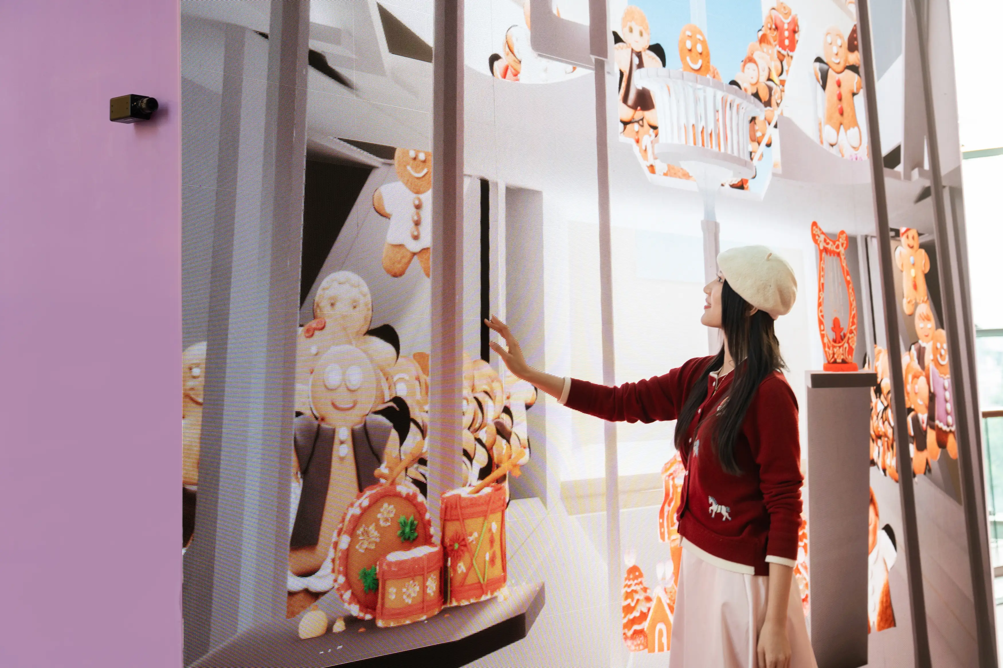 民眾於太古匯冬季主題展中與薑餅人互動影像裝置進行體驗，展現藝術與科技融合帶來的沉浸式節慶氛圍。(記者楊婉攝)