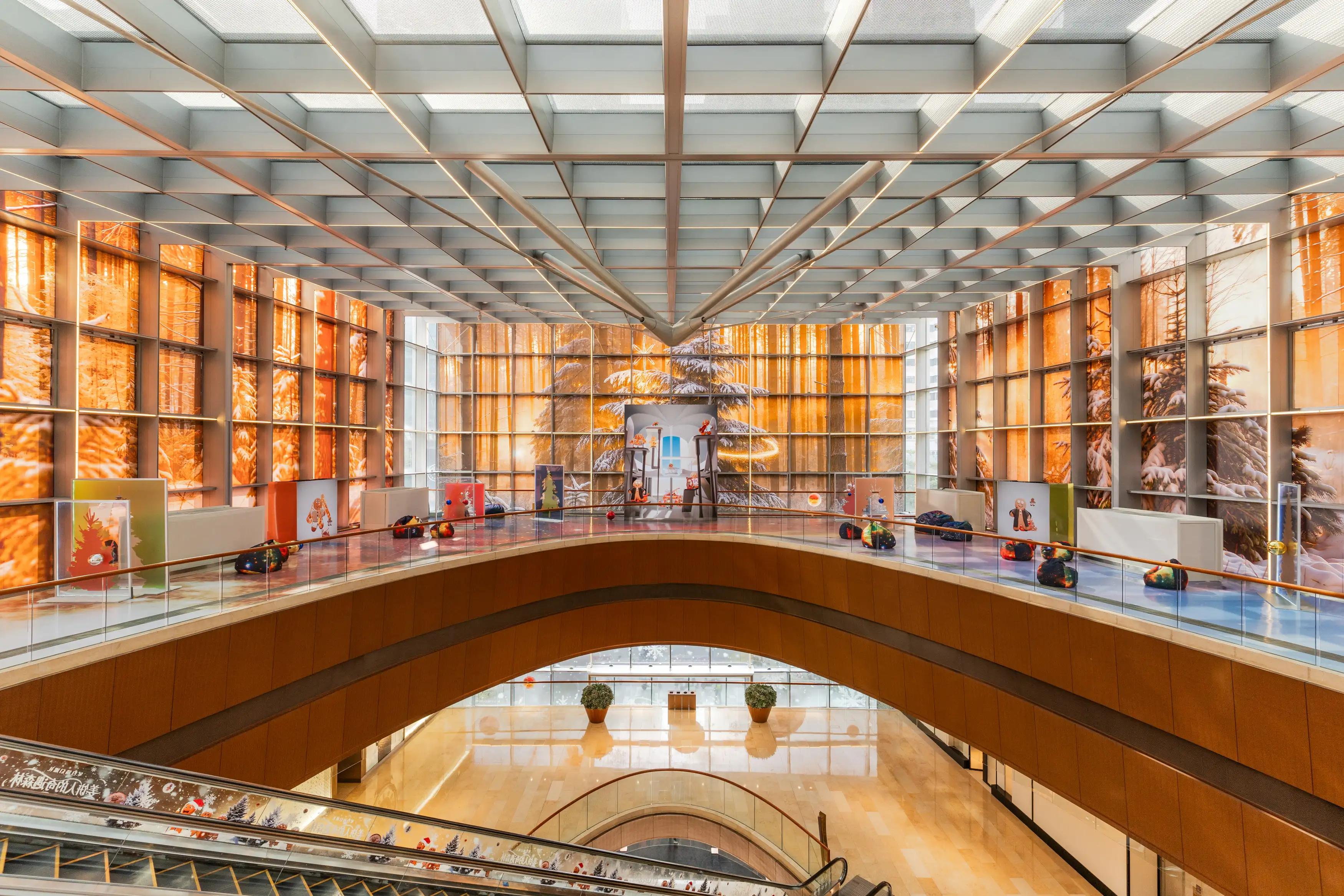 溫暖金橙色光影映照太古匯 L3 空間，與雪松及冬日元素交織出奇幻氛圍，讓訪客彷彿步入童話般的森林秘境。(記者楊婉攝)