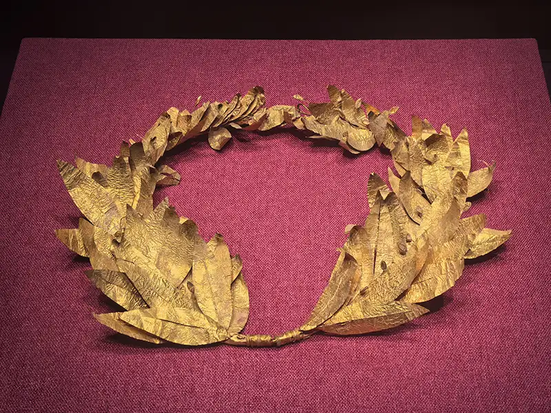 橄欖葉金冠以細薄金片製成，葉脈與質感刻畫細膩，象徵榮耀與尊貴，是希臘化時期金器工藝的代表作。(記者楊婉攝)