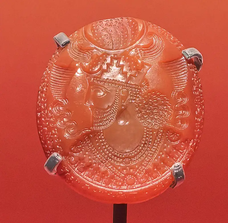 薩珊王室印章以紅玉雕刻而成，線條細膩、構圖精緻，是展覽中極為罕見的重要王權象徵物。(記者楊婉攝)