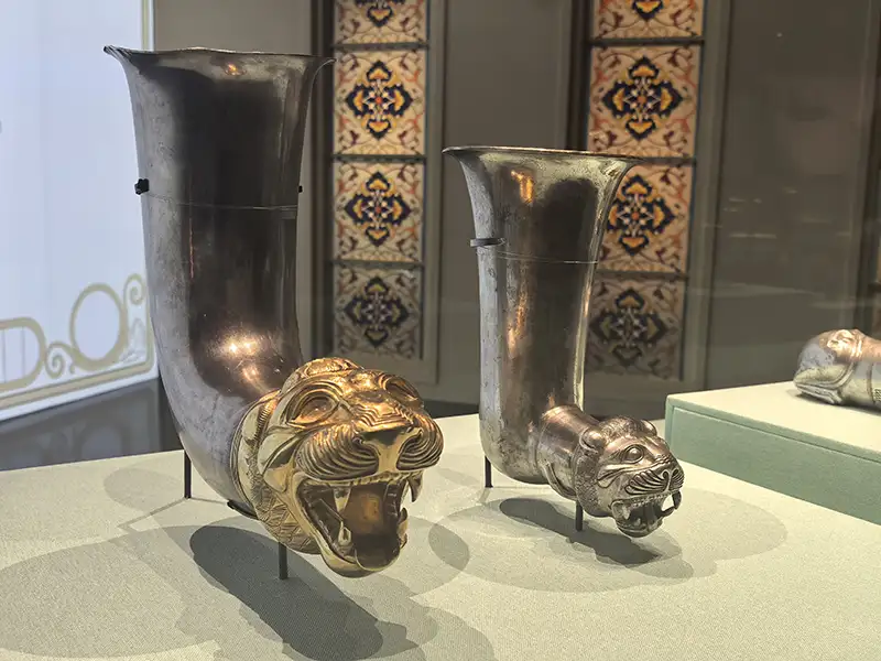 科威特王室珍藏中的母獅妖像首次在中國展出，其稀有程度與藝術價值，成為展場最矚目的重量級文物。 (記者楊婉攝)