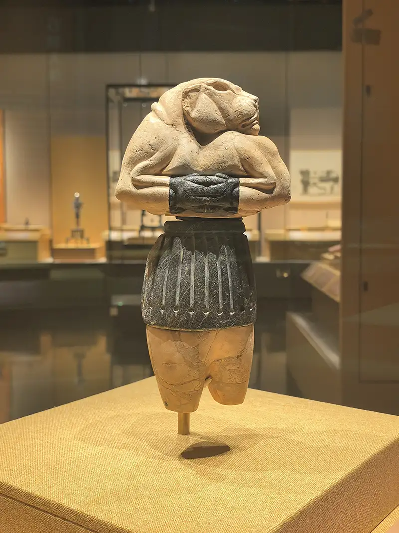 科威特王室珍藏中的母獅妖像首次在中國展出，其稀有程度與藝術價值，成為展場最矚目的重量級文物。 (記者楊婉攝)