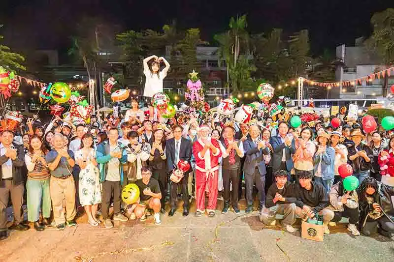 嘉南藥理大學「粉亮甲子 歡度聖誕」點燈儀式呼應學校即將邁向一甲子的輝煌歷史。(圖/嘉南藥理大學 提供)