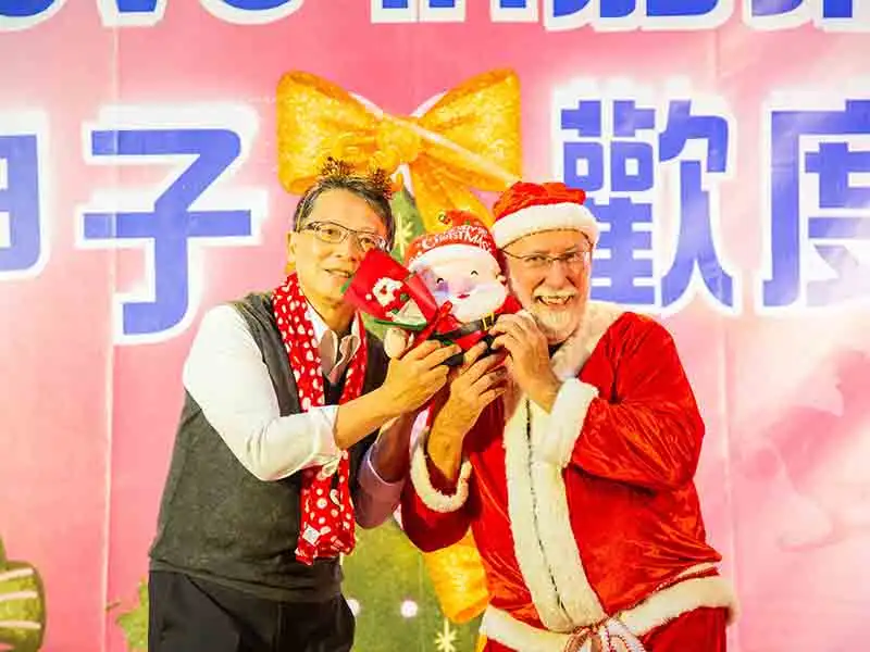 校長張翊峰感謝嘉藥「永遠的聖誕老人」Gary老師多年來的無私奉獻。(圖/嘉南藥理大學 提供)