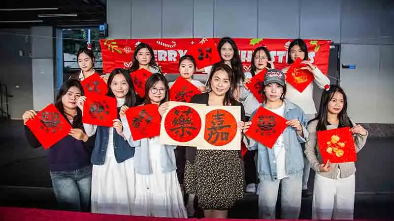 嘉藥聖誕禮讚系列舉辦「嘉藥甲子 薪傳百世」寫春聯活動吸引師生熱情參與。(圖/嘉南藥理大學 提供)