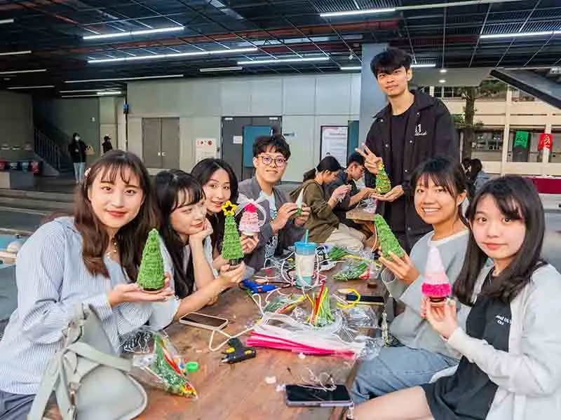 嘉藥聖誕禮讚活動讓學生們DIY 親手設計屬於自己的聖誕樹。(圖/嘉南藥理大學 提供)