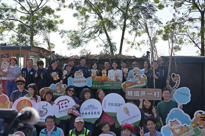 糖都嘉年華在虎尾建國眷村熱鬧登場，地方民代、單位代表與民眾齊聚合影，共同為百年糖業文化與五分車風華揭開序幕。(圖/雲林縣政府提供)