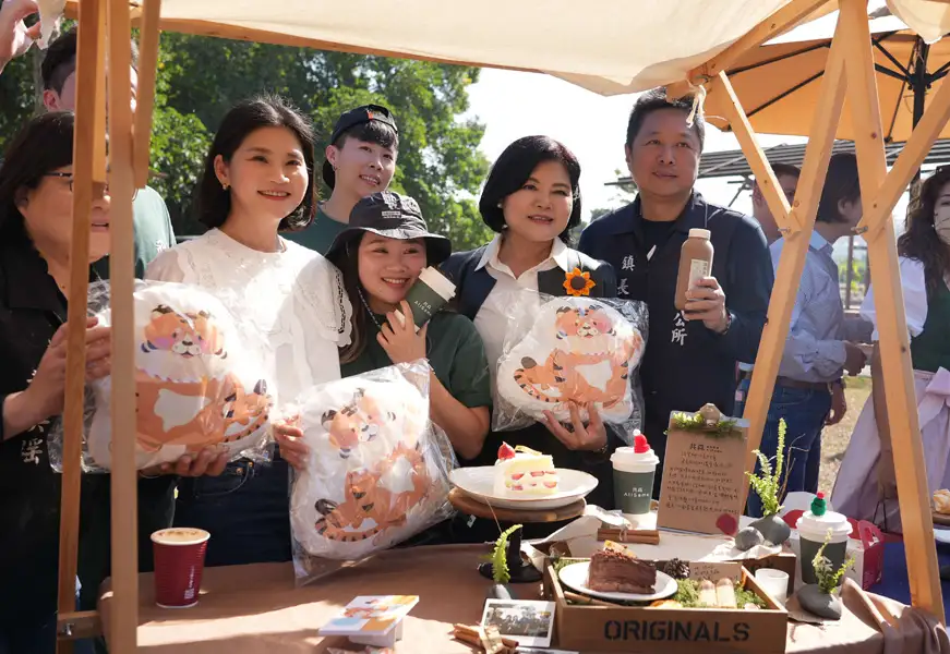 糖都嘉年華市集推出各式創意甜點與限定周邊，縣長張麗善與民眾開心合影。(圖/雲林縣政府提供)