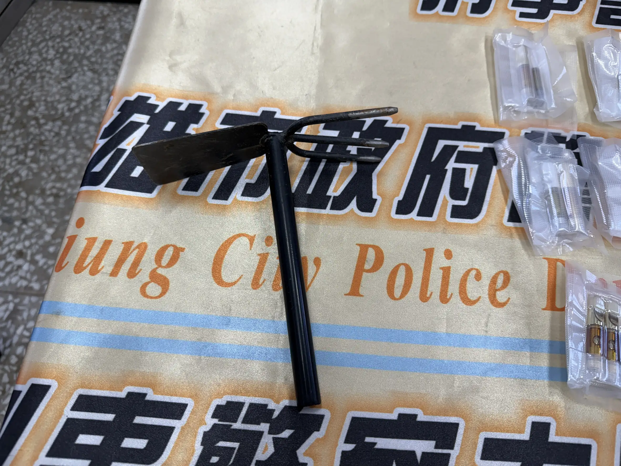 警方跟監時機成熟，一舉上前逮捕陳姓犯嫌，並查扣大麻菸彈與鏟子等證物。(圖/高雄市警察局刑事警察大隊 提供)