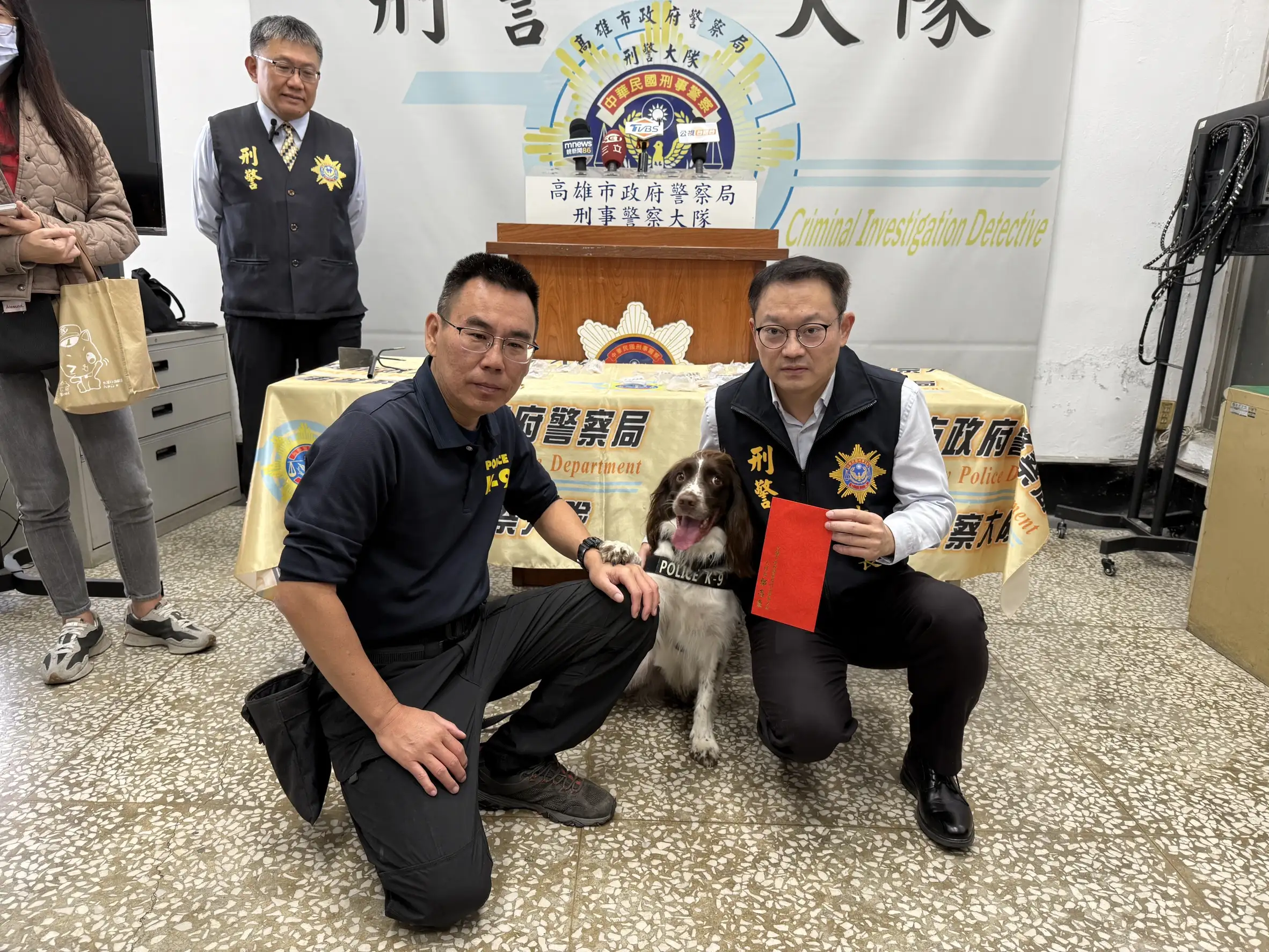 緝毒犬「可樂」完成任務立大功，警方特別致意表揚。(圖/高雄市警察局刑事警察大隊 提供)