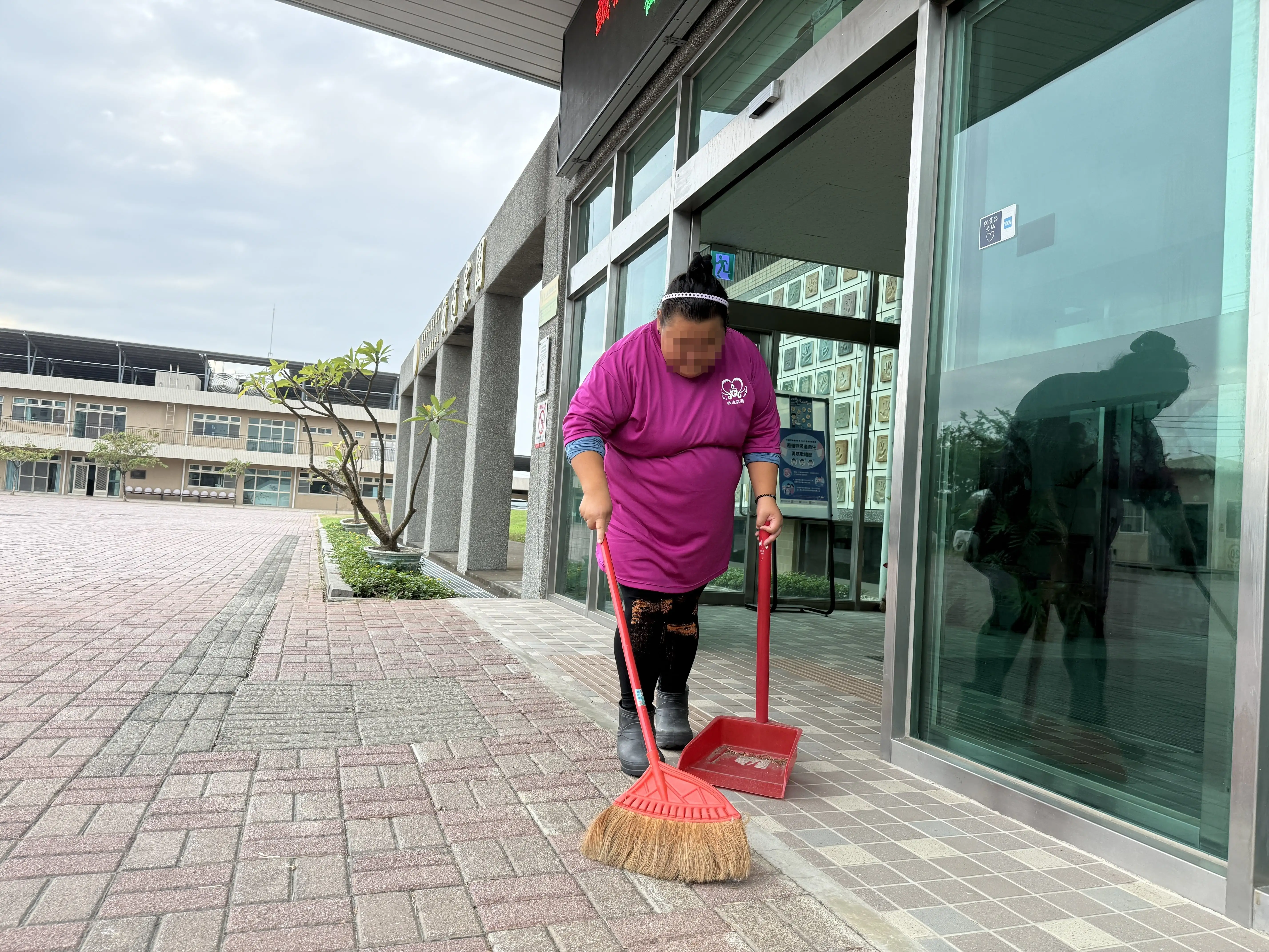亭亭先天患有輕度智能障礙及後天多重障礙問題，以致求職之路更加艱辛，所幸在勞動部朴子就業中心的協助下推介至敏道家園，迄今已穩定就業逾1年。(圖/勞動部朴子就業中心 提供)