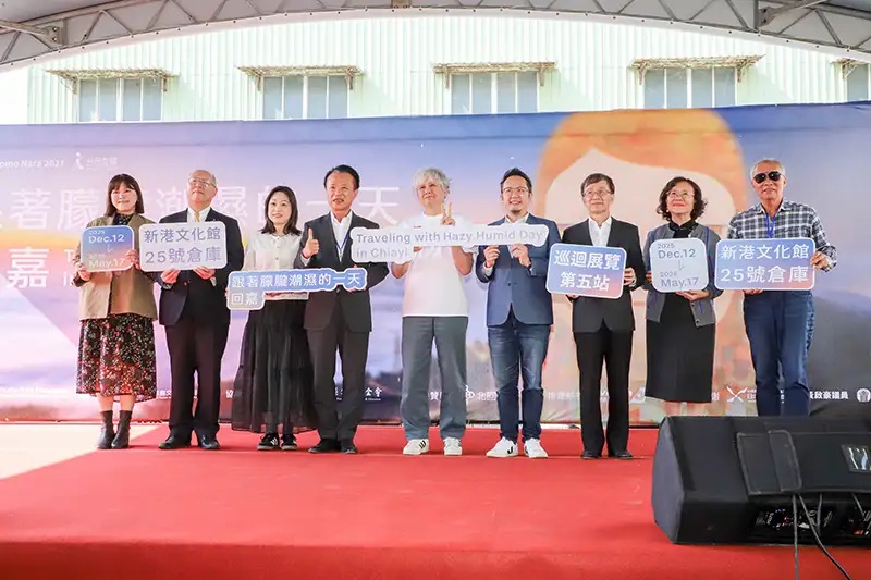 奈良美智「跟著朦朧潮濕的一天去旅行」巡展第 5 站於嘉義新港文化館 25 號倉庫登場，吸引眾多藝術愛好者前來朝聖。(圖/嘉義縣文觀局 提供)