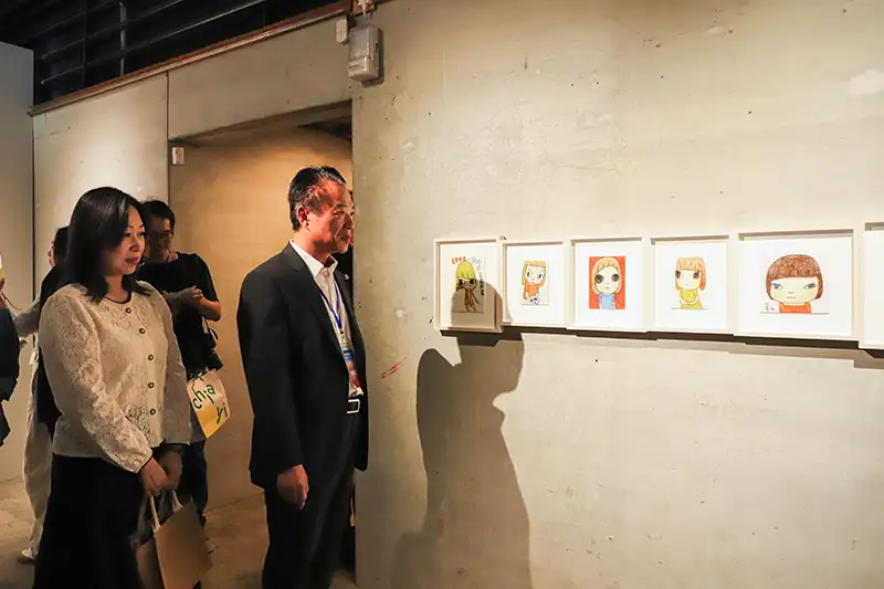 奈良美智特展在新港開幕，展出 72 件涵蓋繪畫、素描、攝影與陶器的精選作品。(圖/嘉義縣文觀局 提供)