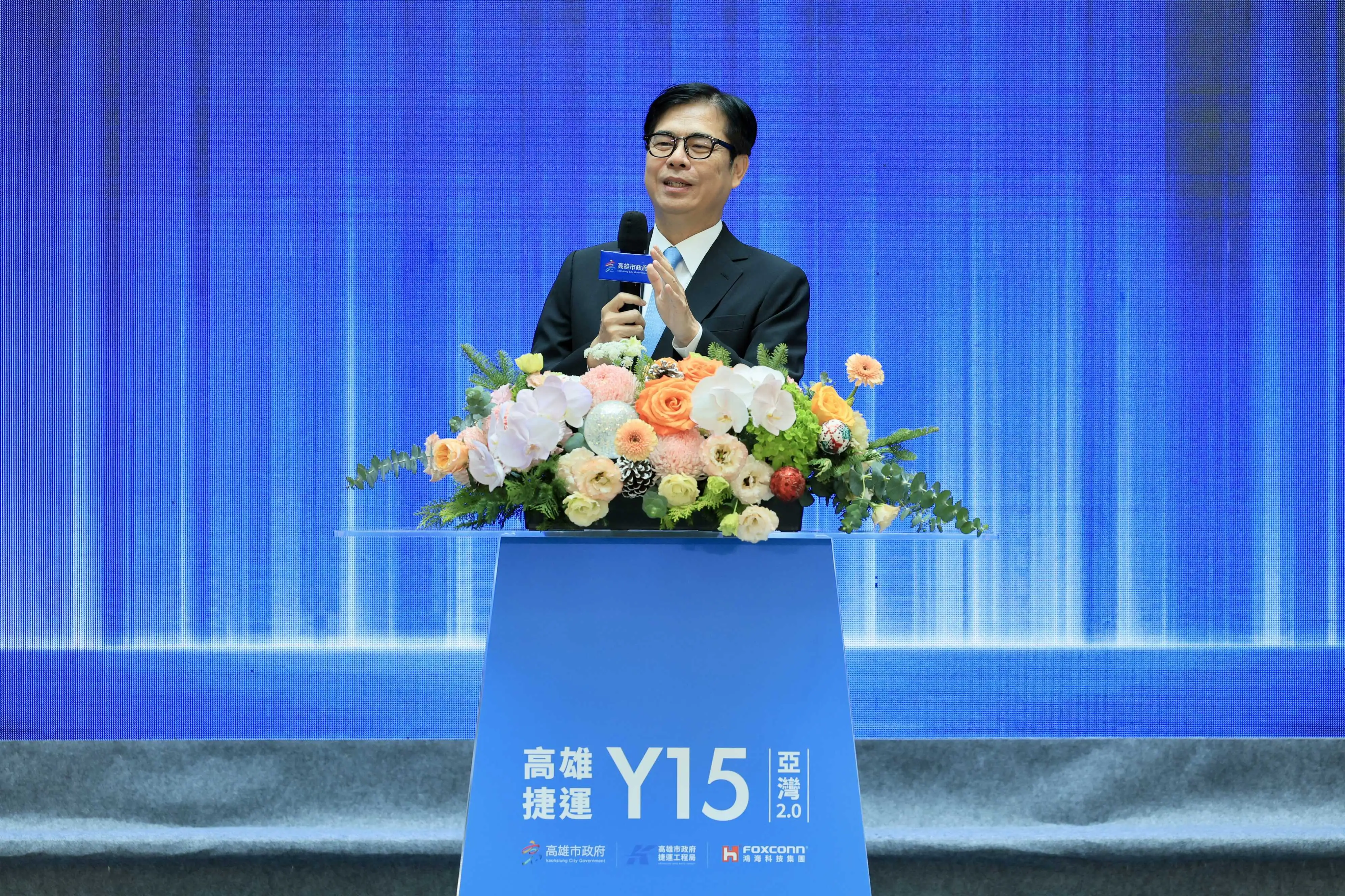 陳其邁市長與鴻海輪值 CEO 楊秋瑾完成簽約，共同推動高雄智慧城市發展。（記者吳文生翻攝）