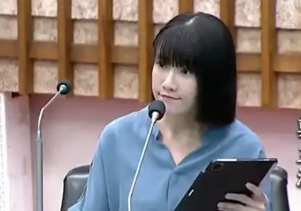 市議員鄭孟洳指出，台灣一年至少有八百萬隻鳥類死於窗殺，源自城市設計形成的「生態陷阱」。（記者吳文生攝）