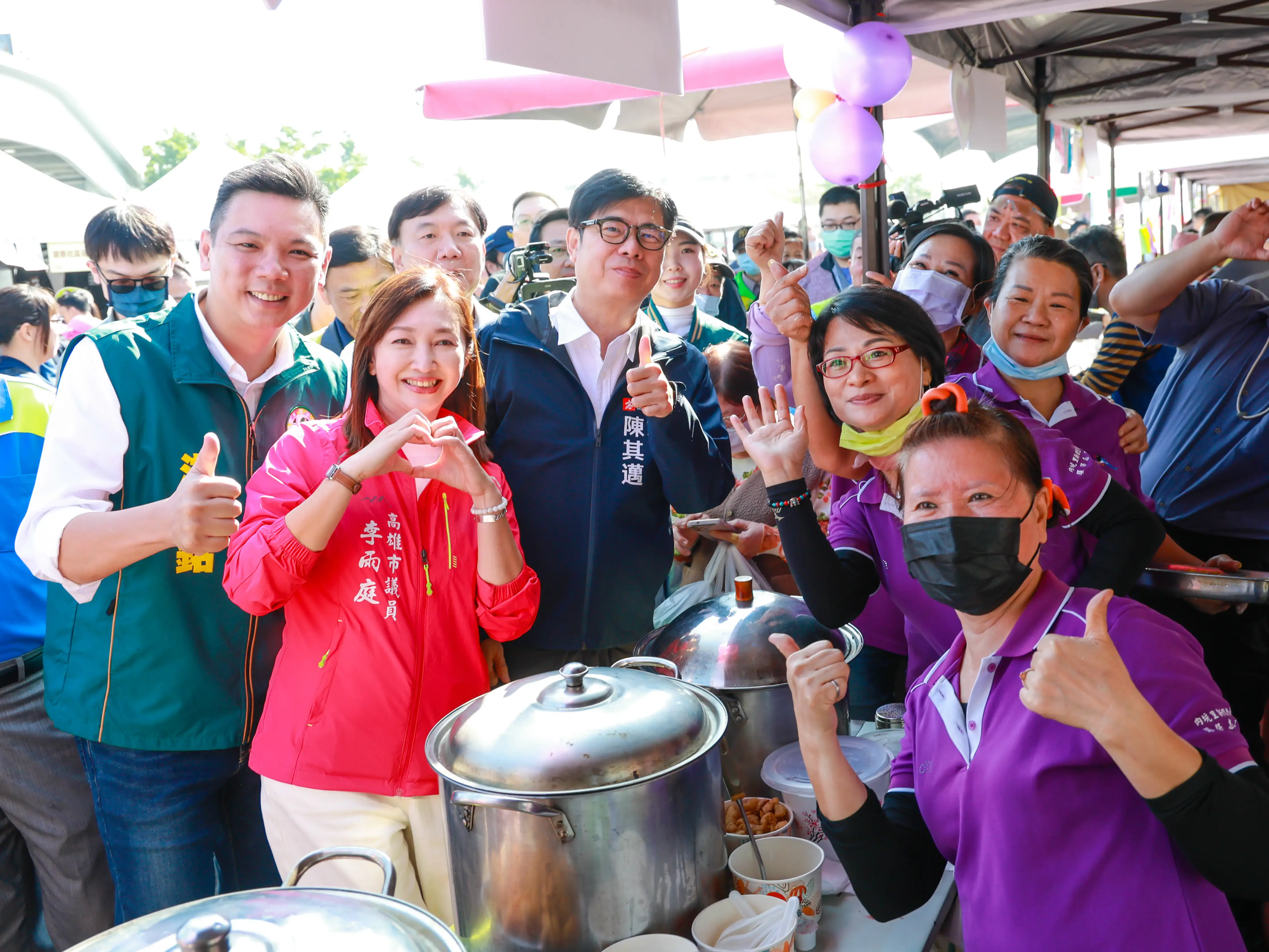 陳其邁出席2025大寮紅豆花田季，與現場民眾合影並品嘗在地紅豆美食。（記者吳文生翻攝）