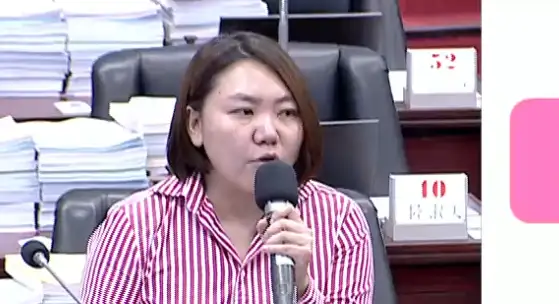 市議員邱于軒指出，高雄市政府營建廢土管理配套不足，導致校園工程受影響，呼籲市府儘速改善。（記者吳文生攝）