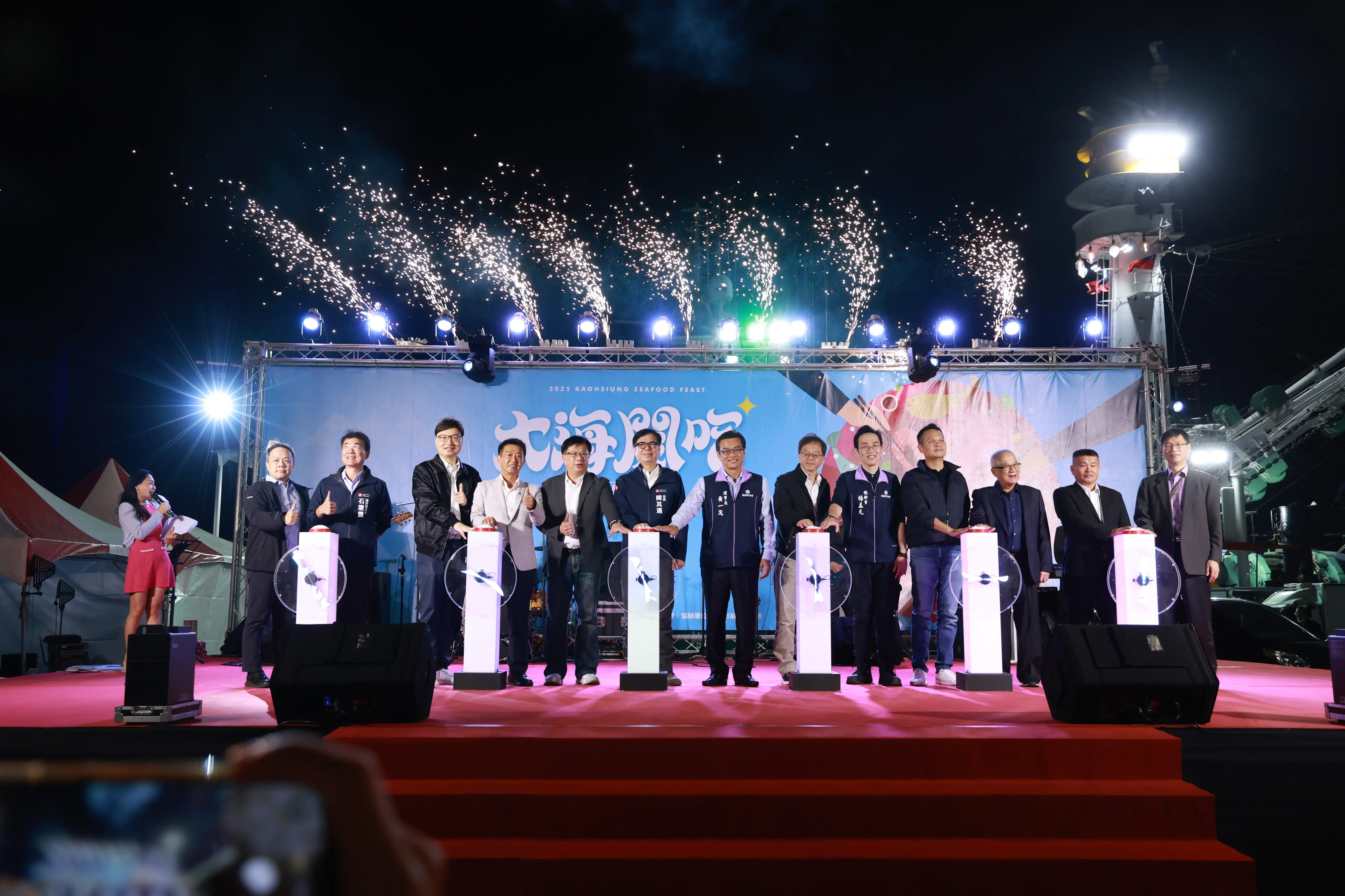 海洋局辦理的「大海開吃」最後一站大鮪魷秋季活動，13日晚到前鎮漁港，以豐盛海味晚宴，為整個系列活動畫下完美句點。（高雄市政府提供）