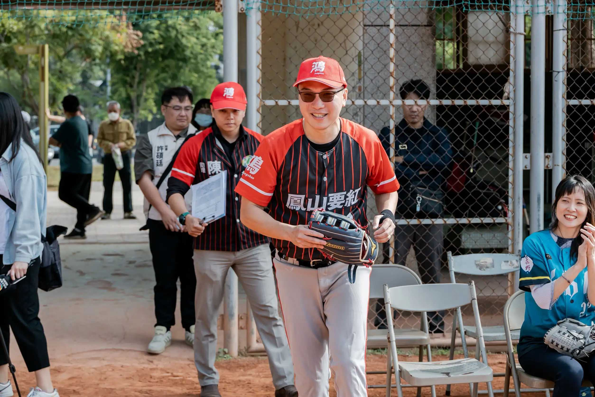 市議員林智鴻十四日於鳳山慢速壘球場舉辦壘球邀請賽，邀請各路好手同場交流球技，推動體育與公益發展。（林智鴻提供）