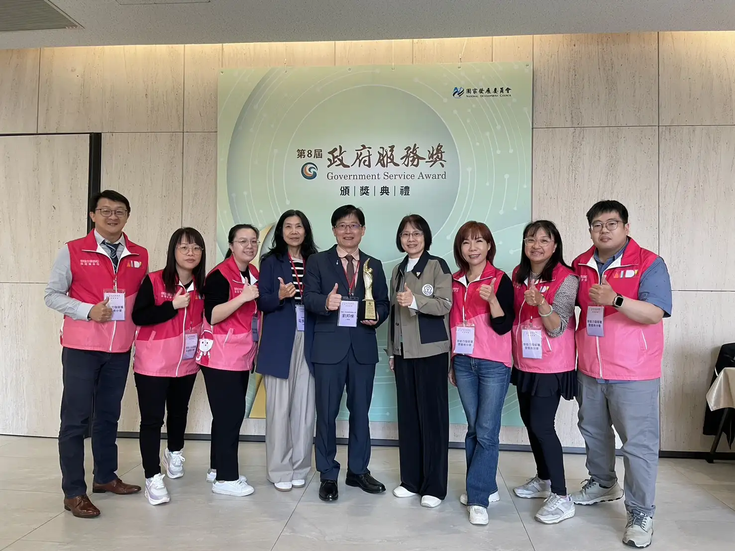 勞動部綜合規劃司長莊美娟(右3)、勞發署長黃齡玉(中)和雲嘉南分署長劉邦棟(右4)及團隊合照。(圖/勞動部雲嘉南分署 提供)