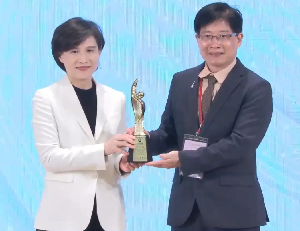 勞動部雲嘉南分署獲行政院副院長鄭麗君(左)頒發政府服務獎。(圖/勞動部雲嘉南分署 提供)