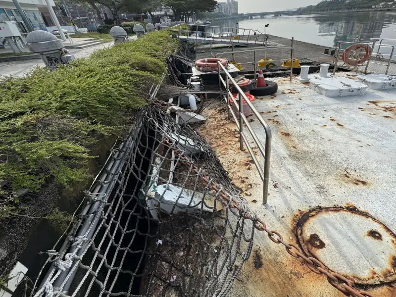 愛之船上船站鐵板生銹腐蝕       民眾指出有礙觀瞻又生危險