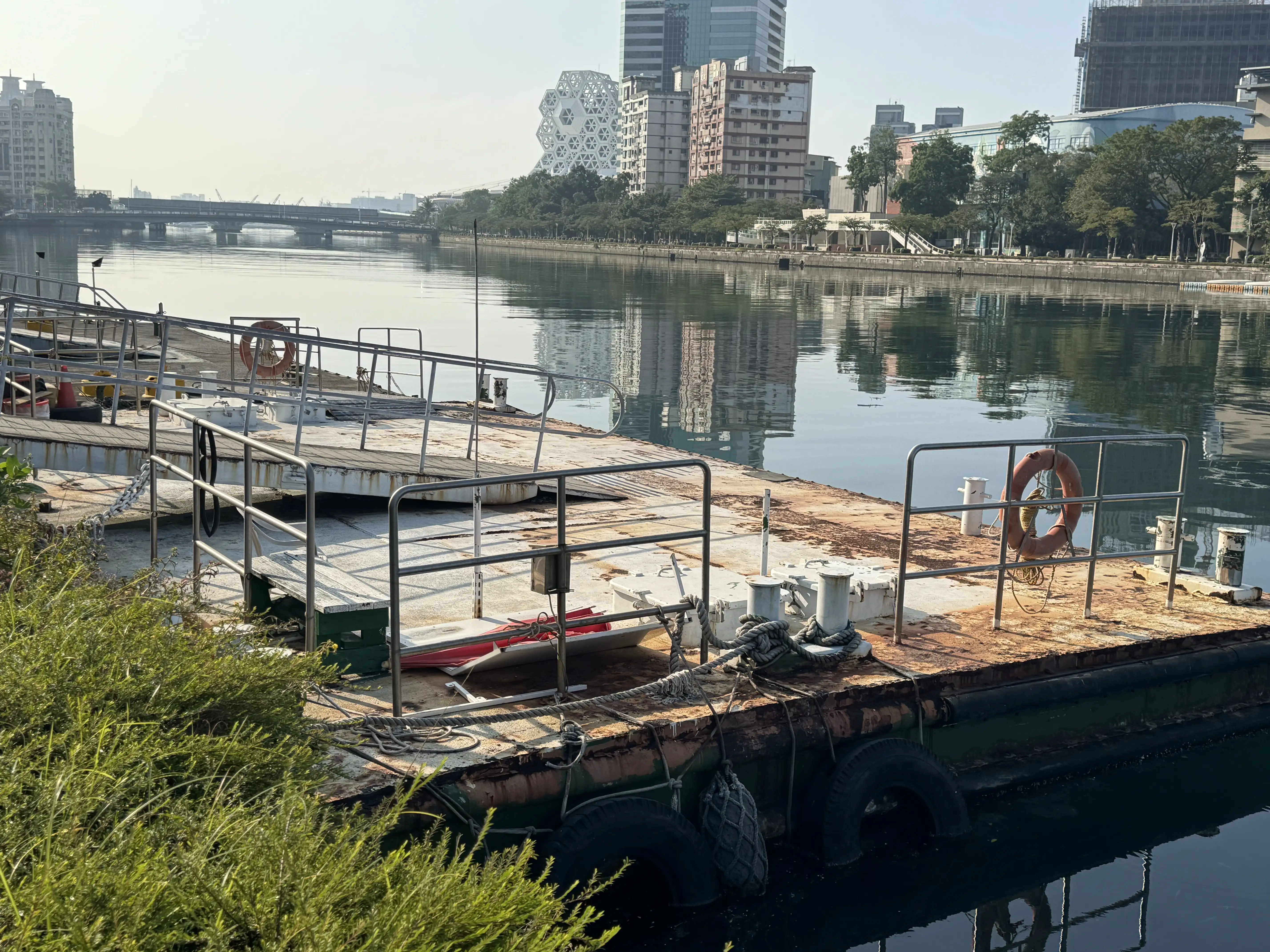 愛之船上船站鐵板生銹腐蝕，有礙觀瞻又生危險，附近居民呼籲高雄市輪船公司重視，儘速改善。（記者吳文欽攝）