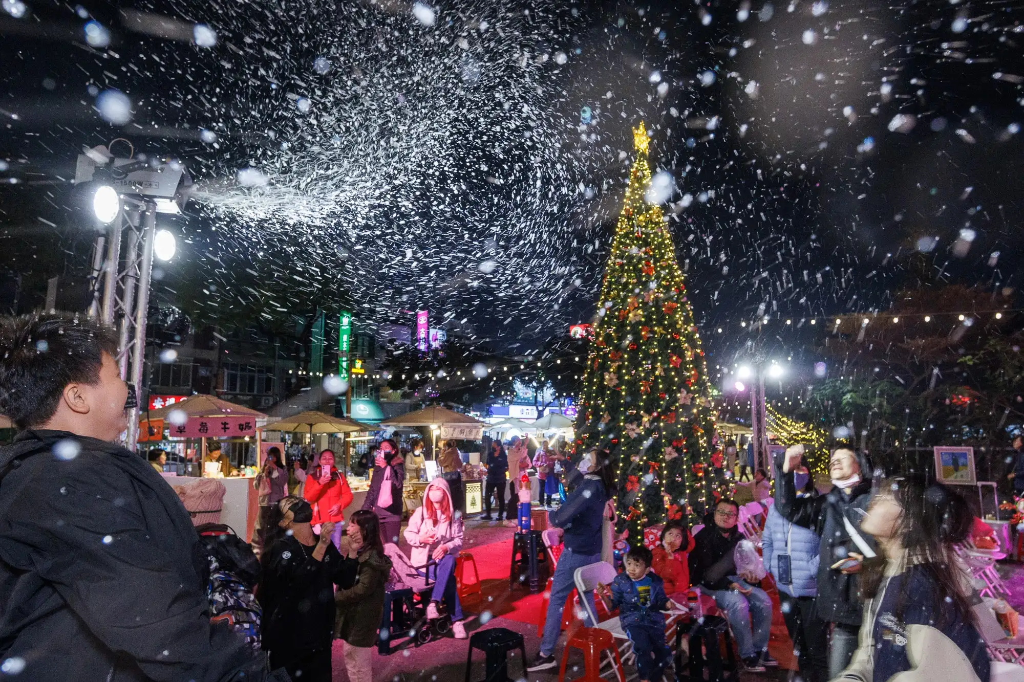 現場舞台表演精彩，大小朋友一起同樂，增添聖誕節慶氣氛。（記者吳文生攝）
