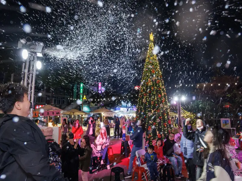大岡山產業發展協會公益聖誕市集　8米聖誕樹點亮岡山樂購廣場