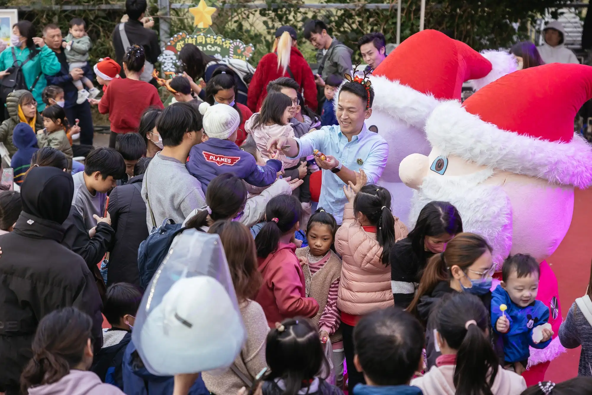 大岡山產業發展協會第三屆「聖誕市集愛心派對」在岡山樂購廣場熱鬧登場，50攤市集及5攤公益義賣吸引民眾參與。（記者吳文生攝）