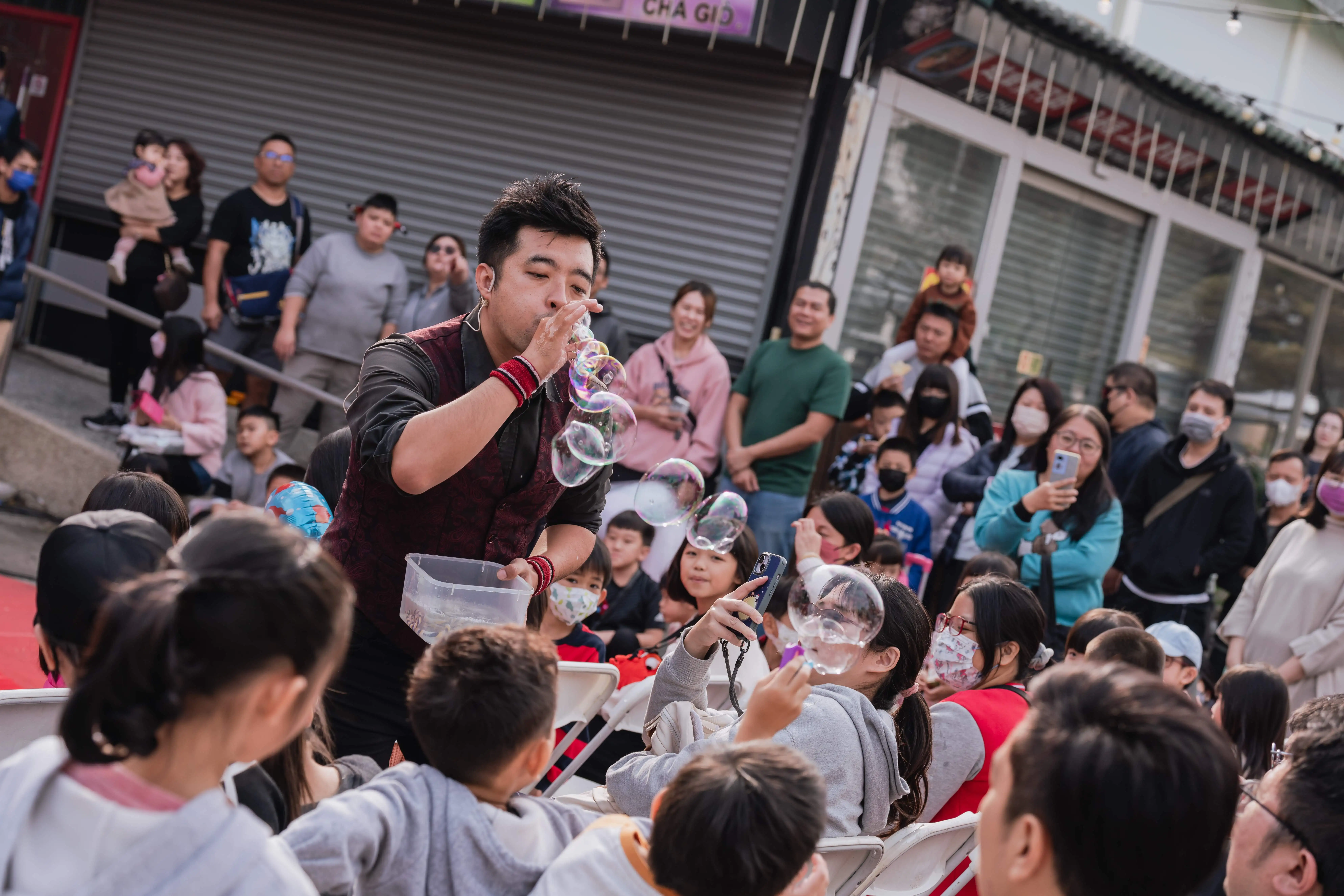 親子DIY聖誕飾品與聖誕故事闖關遊戲，完成任務還能獲得精美小禮物，溫馨又有趣。（記者吳文生攝）