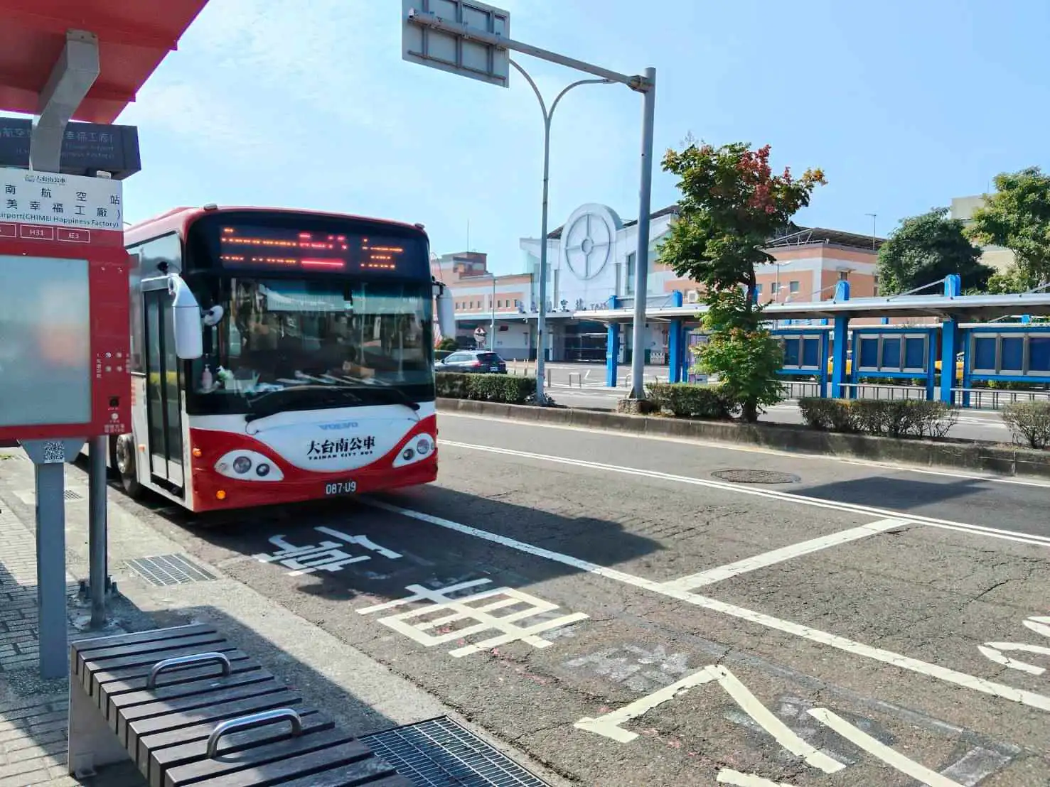 臺南航空站出站即可轉乘公車展開古都之旅。(圖/臺南市政府觀光旅遊局 提供)