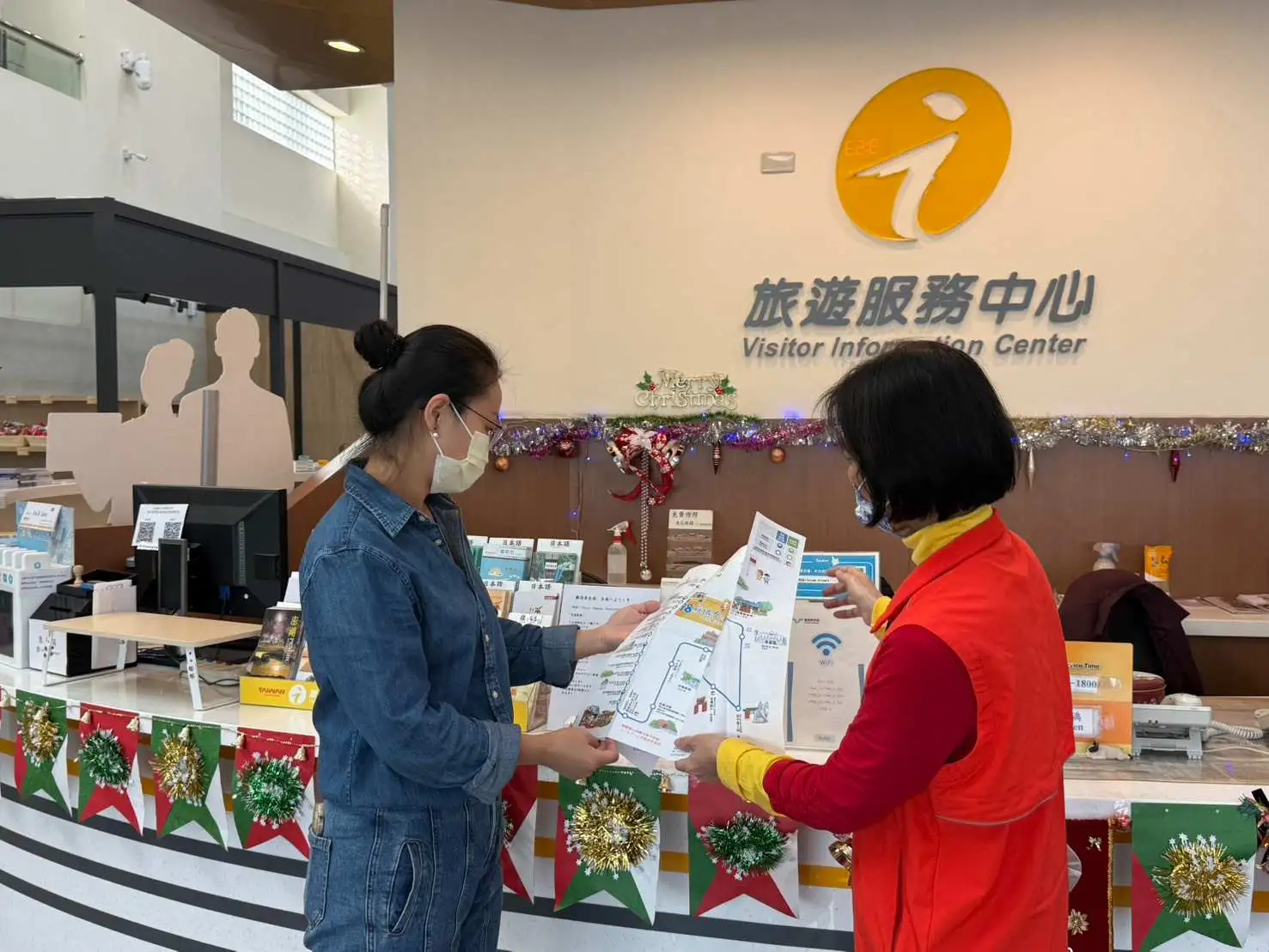 臺南航空站旅遊服務中心安排日語能力的旅服人員，旅遊溝通更安心。(圖/臺南市政府觀光旅遊局 提供)