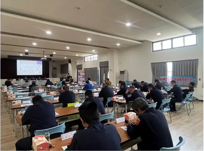 朴子警分局長林思妙主持校園安全座談會，與校方代表面對面交流，強化校園安全合作機制。(圖/朴子警分局 提供)