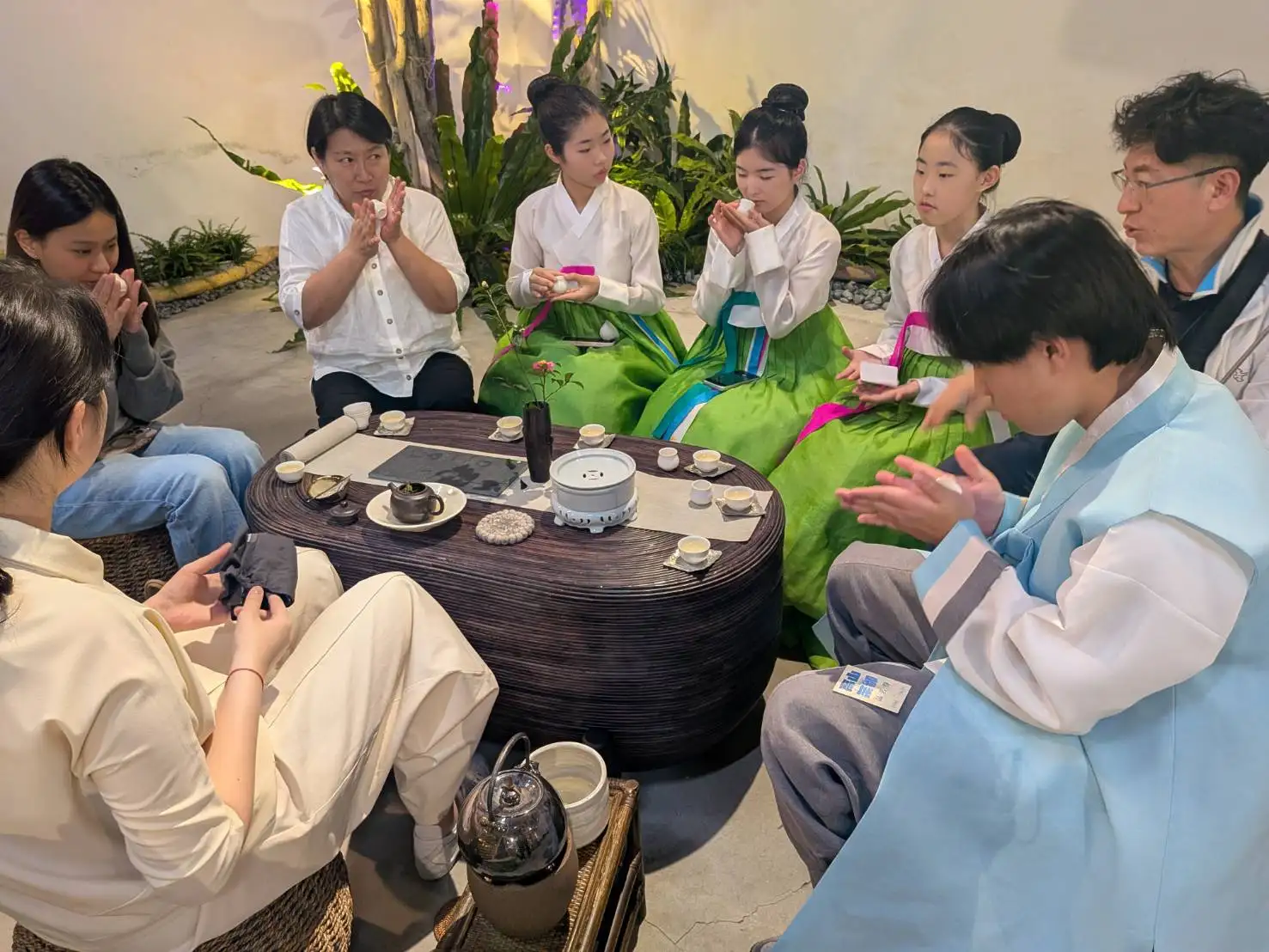 民眾在體驗展區之餘，隨手帶一杯、嚐一口，也成為走訪高山茶都時最輕鬆愜意的片刻。(圖/嘉義縣政府  提供)