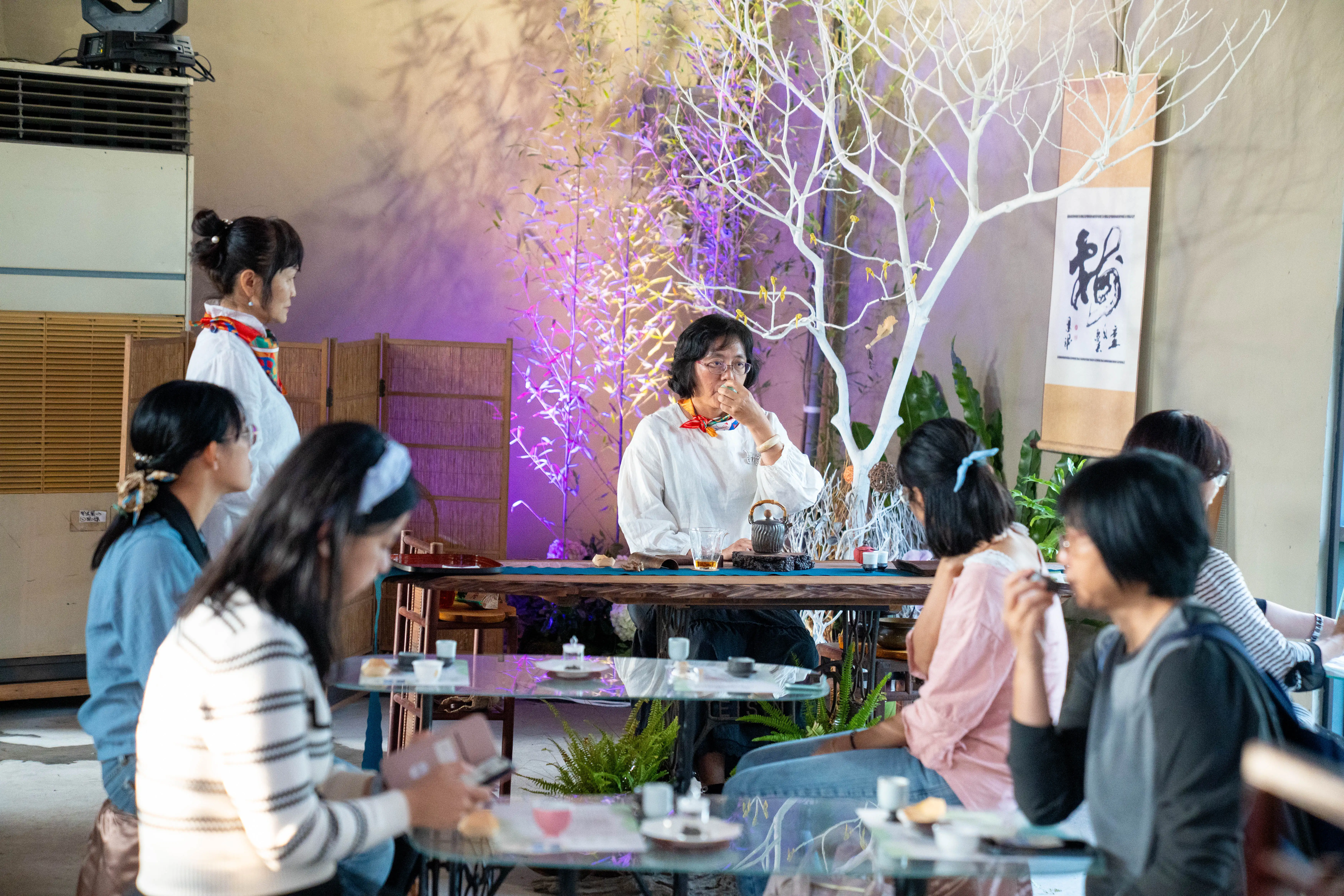 民眾在體驗展區之餘，隨手帶一杯、嚐一口，也成為走訪高山茶都時最輕鬆愜意的片刻。(圖/嘉義縣政府  提供)