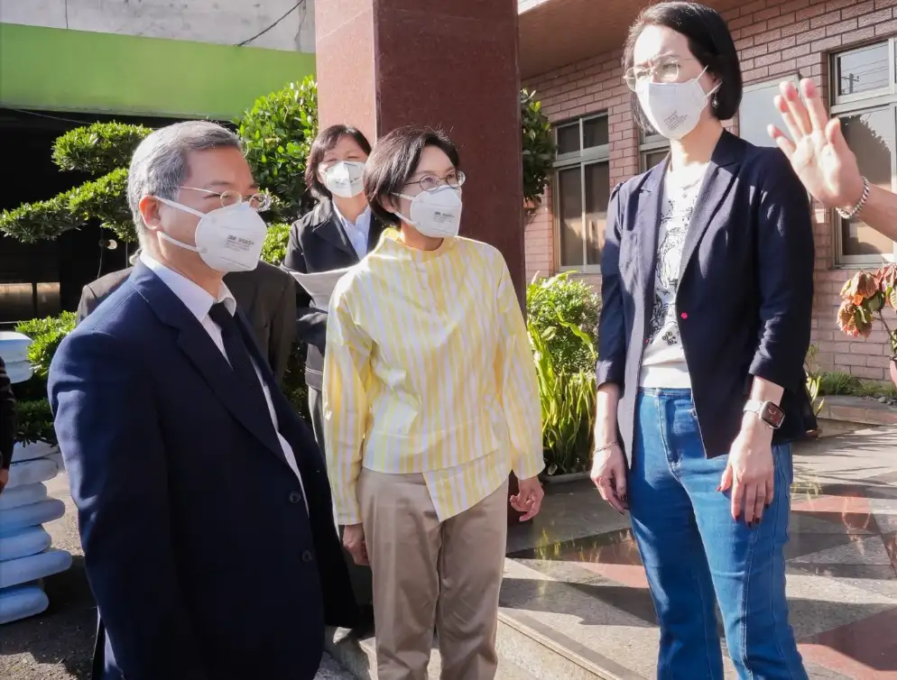 立委林岱樺與經濟部長龔明鑫前往大發產業園區，關心火災後塑膠工廠現況。（林岱樺提供）