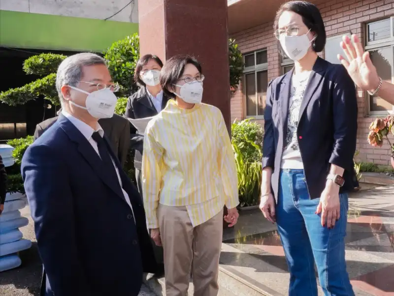 林岱樺偕經濟部長龔明鑫 勘查大發產業園區火災廠房 承諾全力協助重