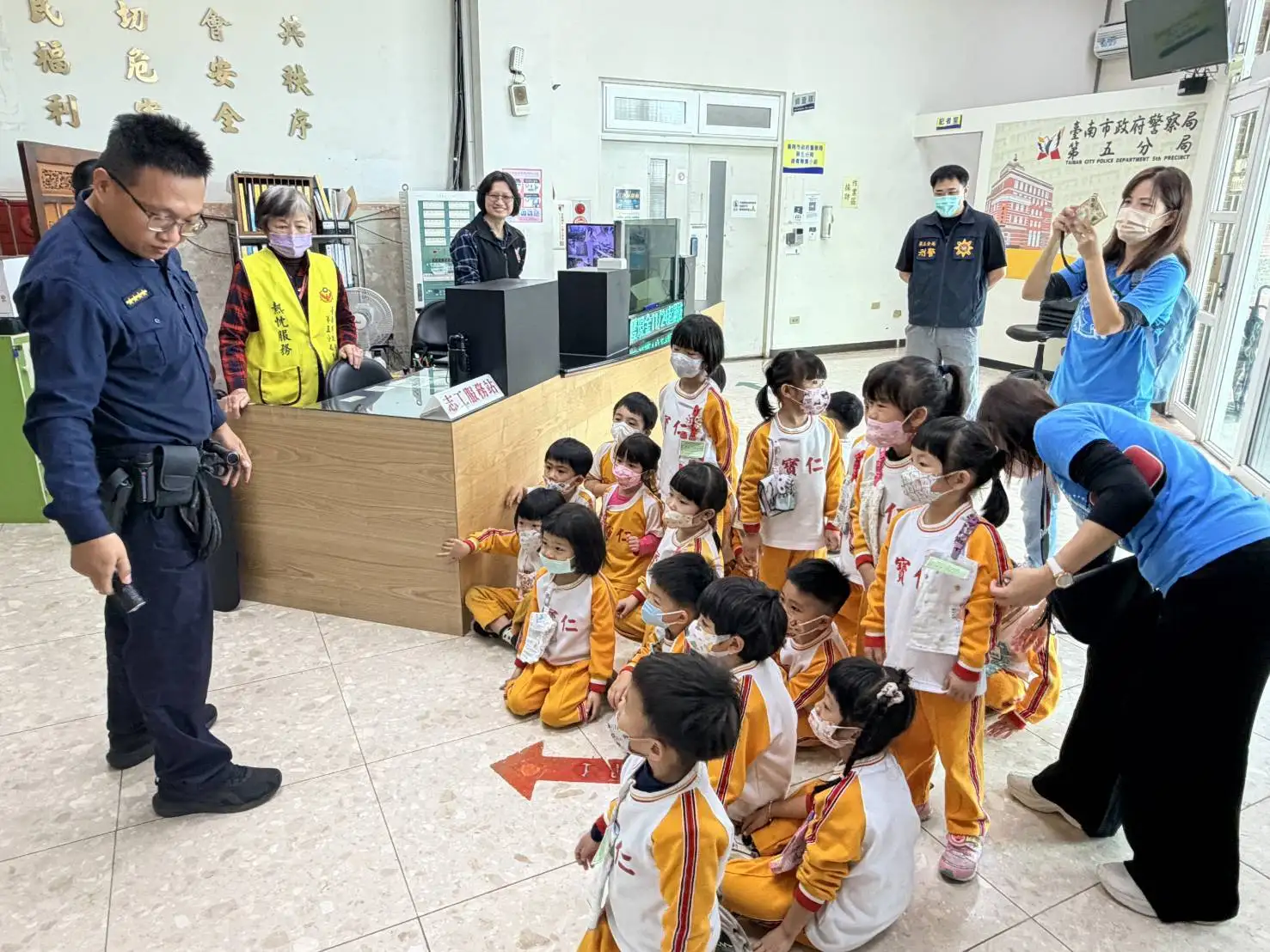 台南私立寶仁幼兒園幼童參訪南警五分局，員警親切介紹警察日常勤務，讓孩子們近距離認識警察工作。(圖/南警五分局 提供)