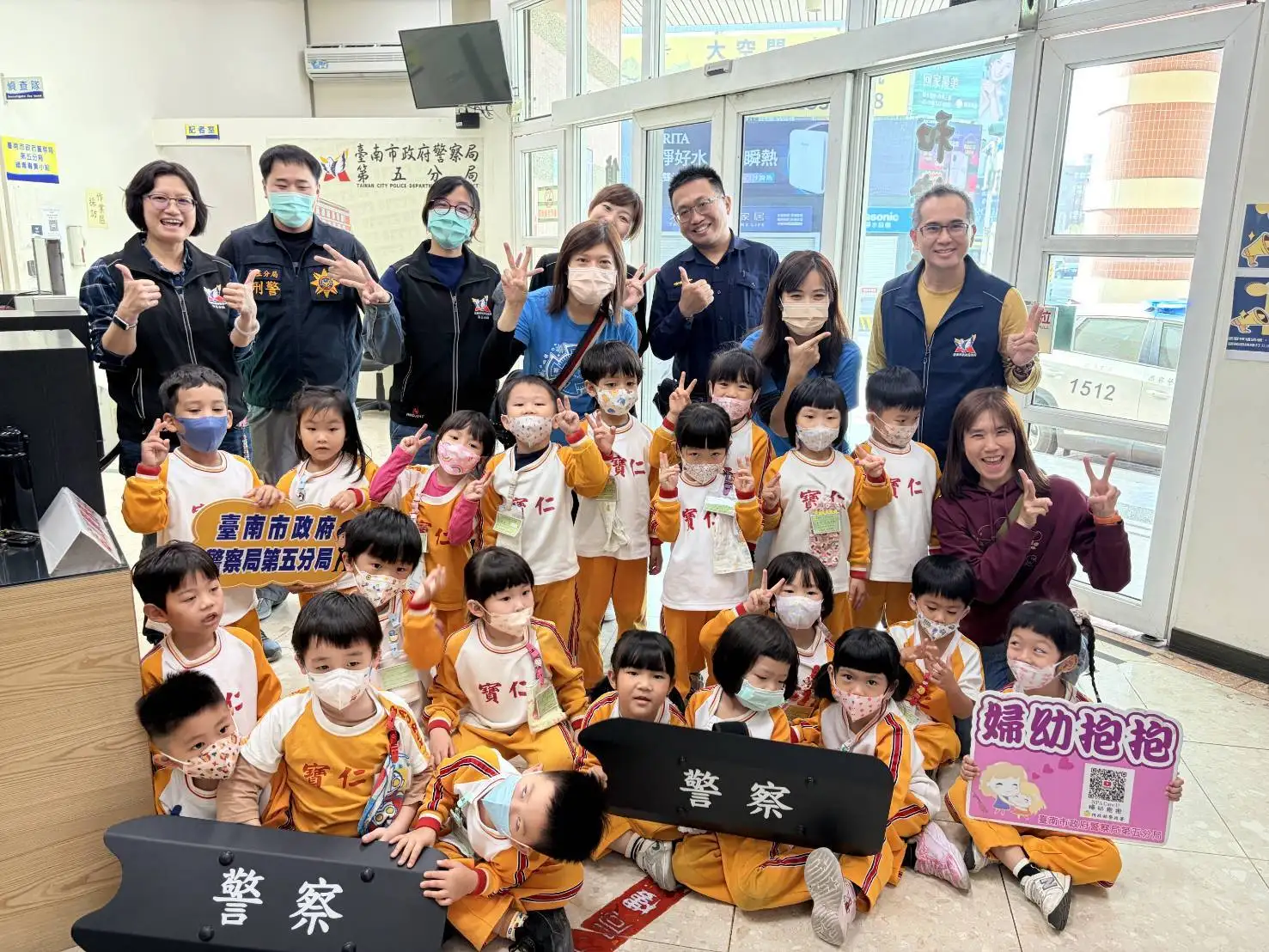 員警介紹警察裝備並進行反毒宣導，提醒幼童勿食用來路不明的糖果、餅乾，建立自我保護觀念。(圖/南警五分局 提供)