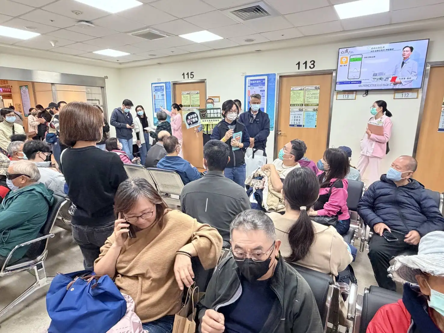 南警五分局於成大醫院候診區進行交通安全宣導，提醒民眾正確用路觀念。(圖/臺南市政府警察局第五分局 提供)