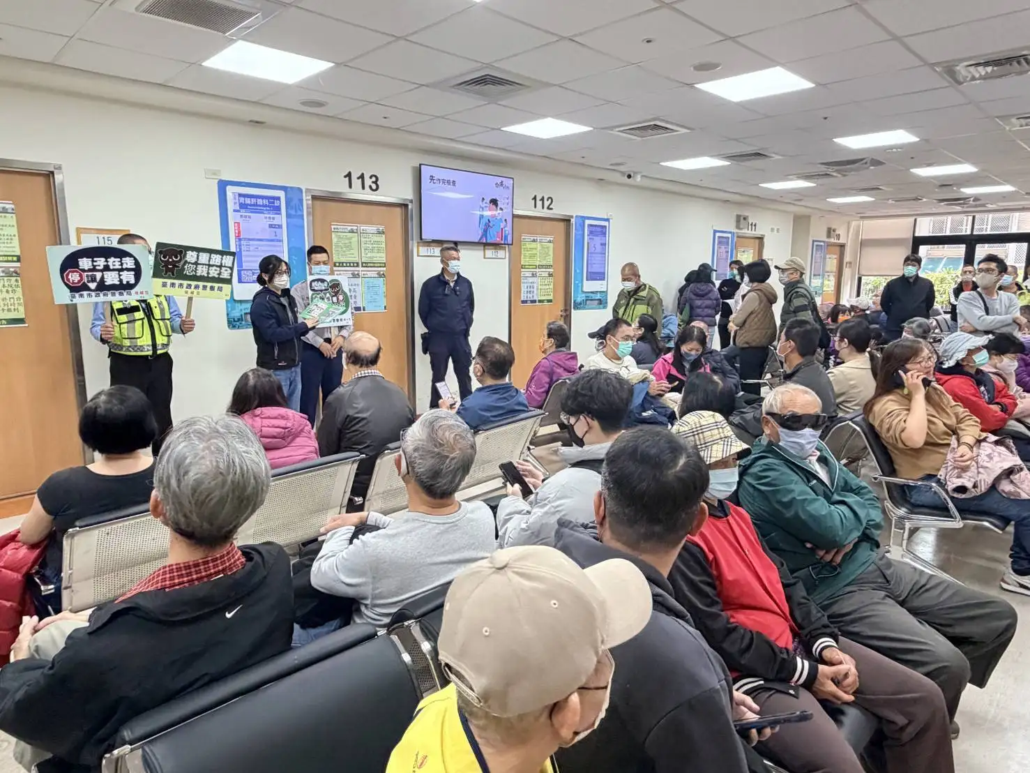 南警五分局於成大醫院候診區進行交通安全宣導，提醒民眾正確用路觀念。(圖/臺南市政府警察局第五分局 提供)