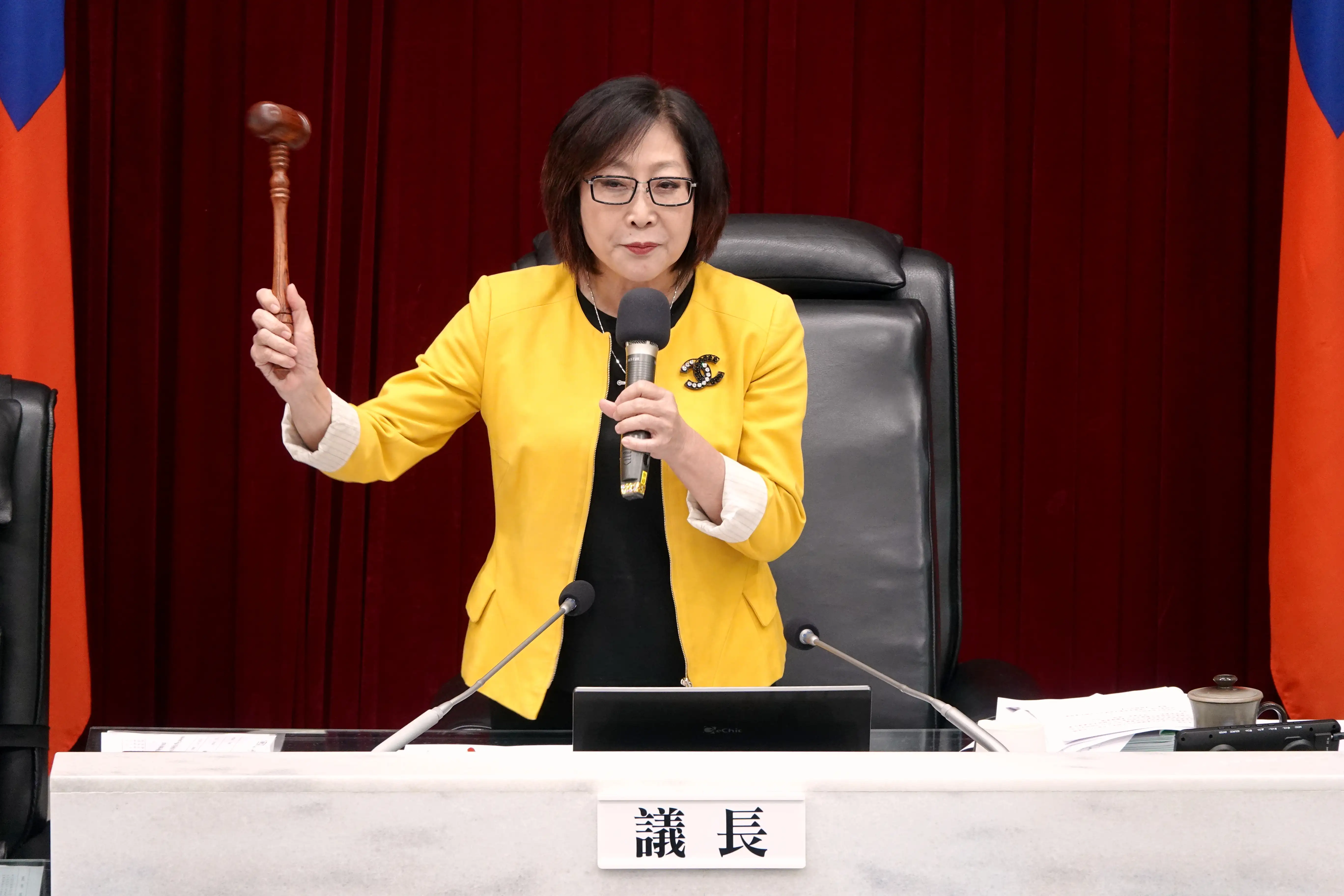 高雄市議會第四屆第六次定期大會十九日閉幕，議長康裕成指出，受財劃法修法爭議與中央補助款不確定性影響，明年度總預算未能完成三讀，將於明年一月十二日至三十日召開臨時會續行審議。（記者吳文生攝）