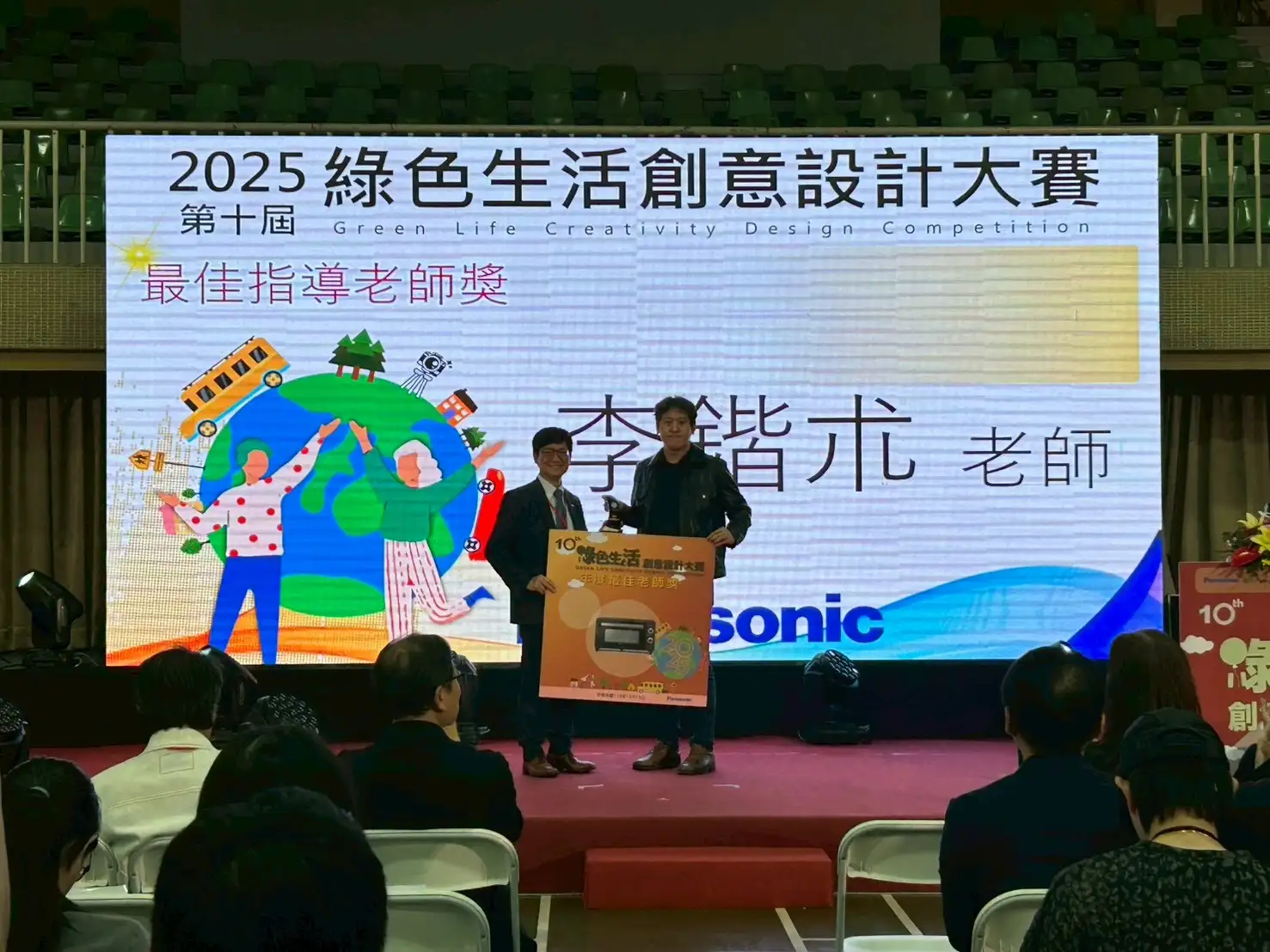 各類得獎作品之指導老師最高總積分由李鍇朮老師(右)四度蟬聯「最佳指導老師獎」。(圖/崑山科技大學 提供)
