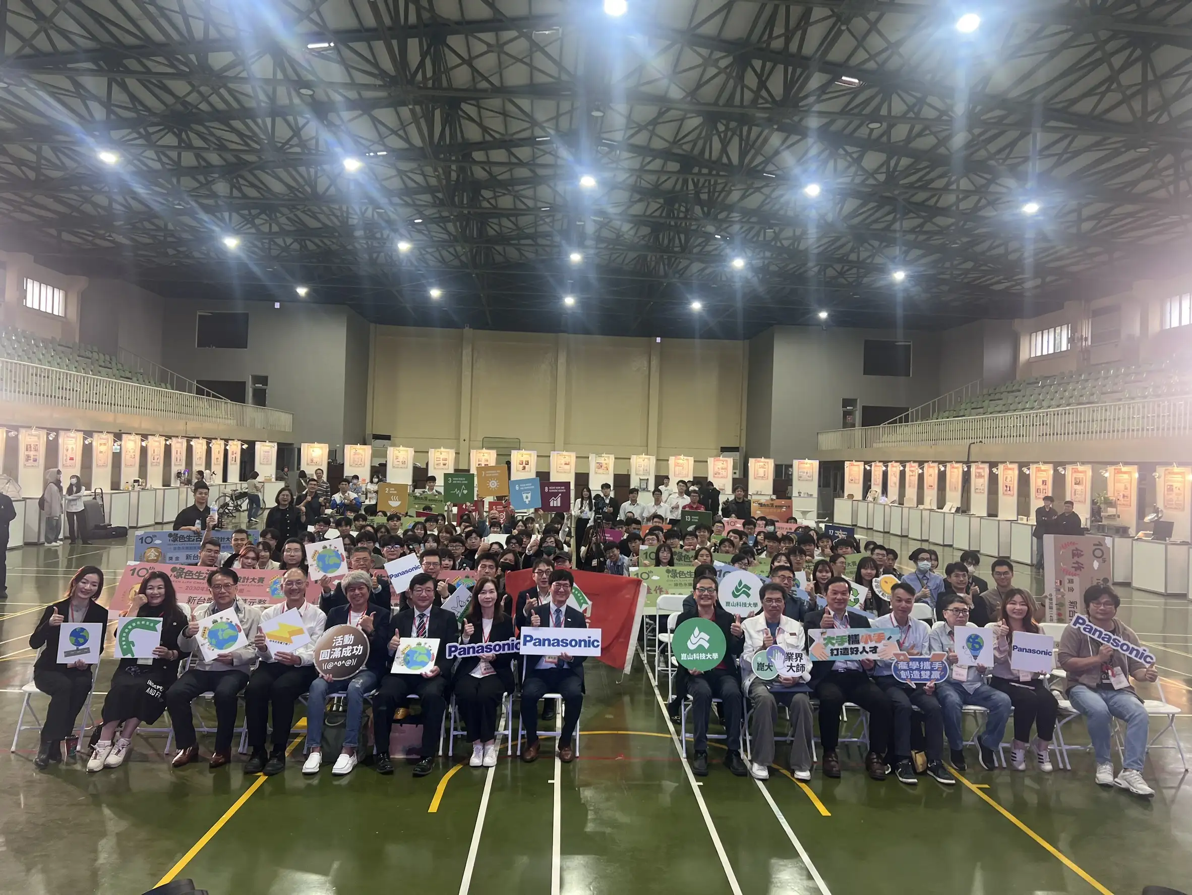 第十屆「綠色生活創意設計大賽」圓滿落幕，貴賓與參賽團隊大合影。(圖/崑山科技大學 提供)