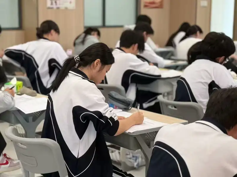 港澳台聯考分校學生於課堂中埋首苦讀，為升學目標努力衝刺，寫下屬於自己的「上岸」關鍵一刻。(記者楊婉攝)